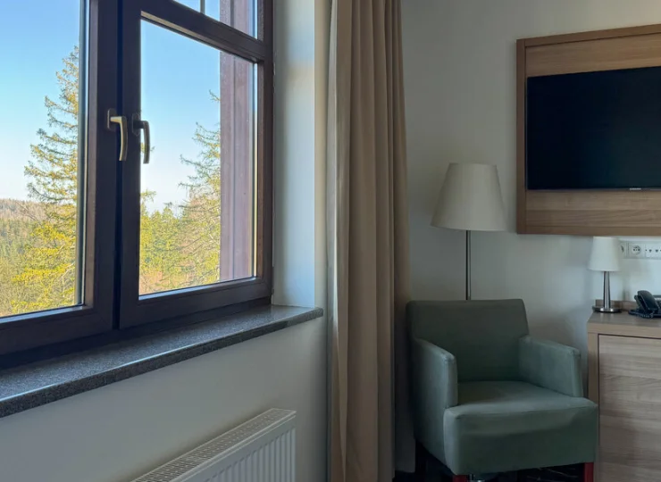 Pokoje wyposażono w sejf, minibar, szlafroki