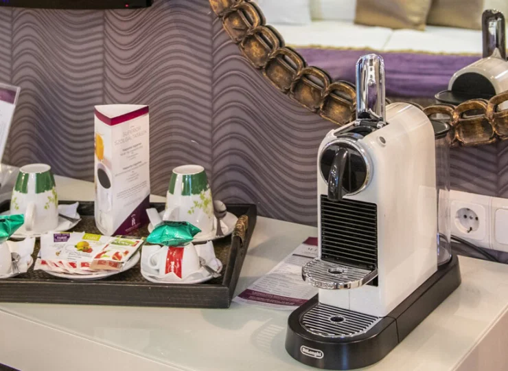 W pokoju superior jest dodatkowo ekspres do kawy i zestaw herbat