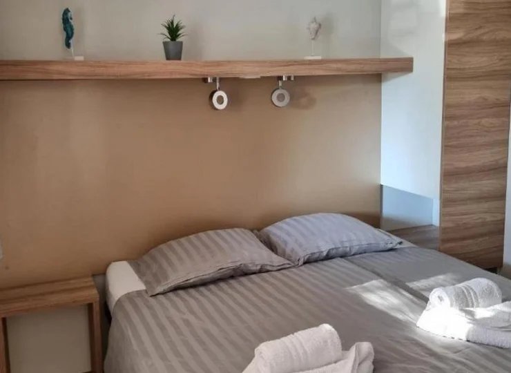 W każdym domku są 2 łóżka pojedyncze i 1 podwójne - w osobnych sypialniach