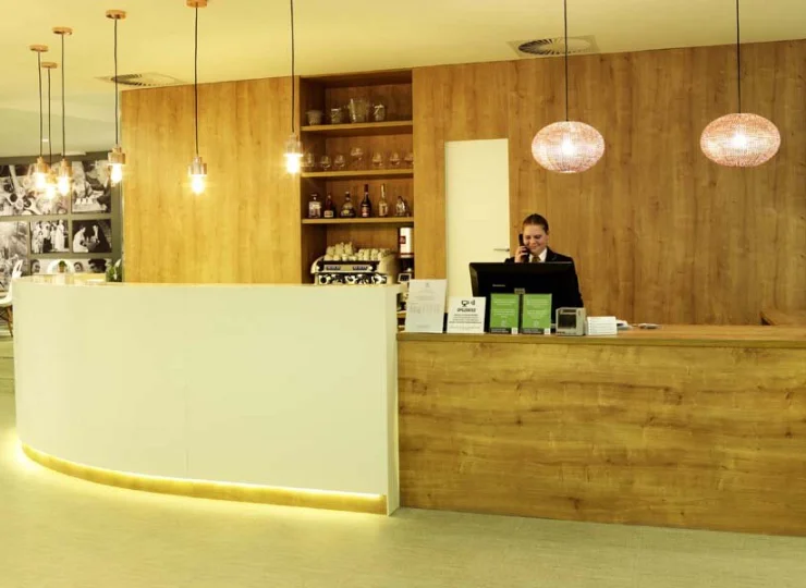 Recepcja Hotelu Mirna działa całodobowo