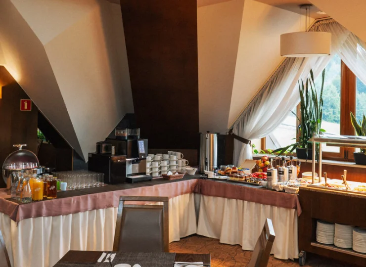 Rano restauracja przygotowuje dla gości śniadanie