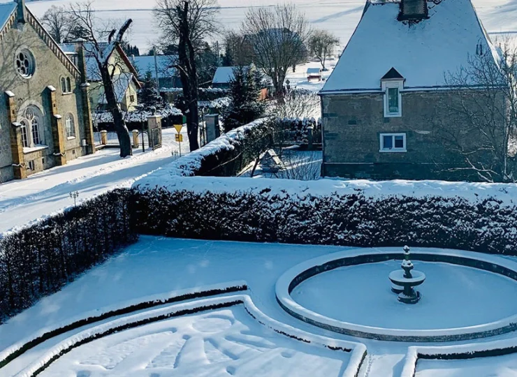 XVIII-wieczny, reprezentacyjny pałac jest otoczony zadbanym parkiem