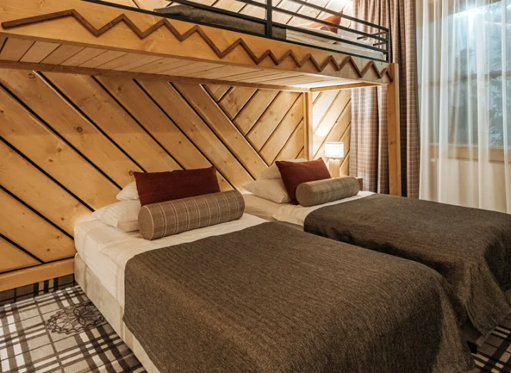 Łóżko piętrowe jest wielką atrakcją dla najmłodszych gości