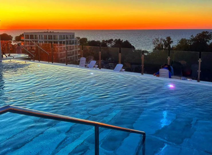 Resort Król Plaza posiada zewnętrzną strefę wellness na dachu