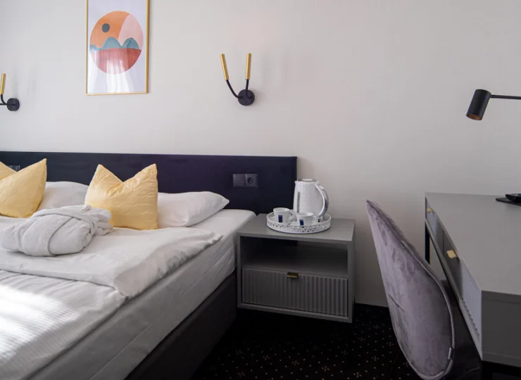W pokoju typu comfort jest lodówka, czajnik i szlafroki