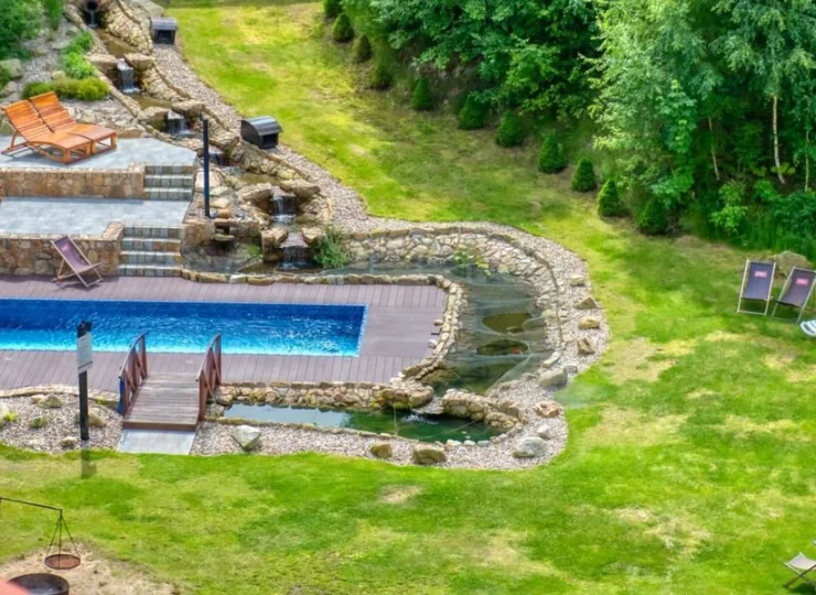 Latem na gości czeka basen, ale też sporo miejsc do odpoczynku w ogrodzie