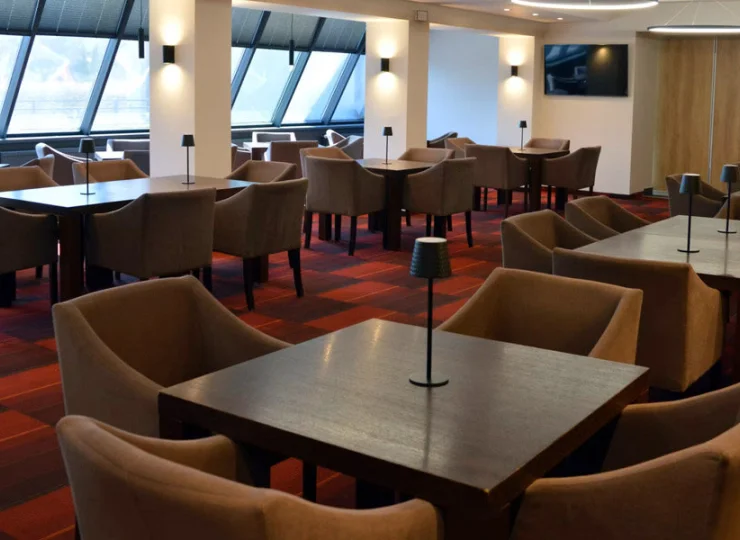 Restaurację wyróżniają eleganckie, współczesne wnętrza