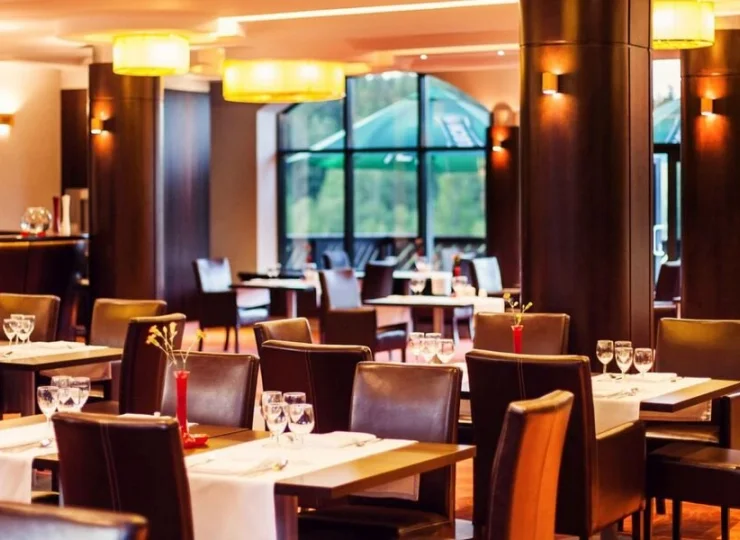 Hotelowa restauracja podaje gościom posiłki i zaprasza na dania z karty