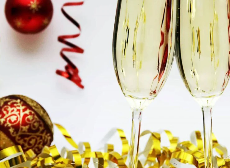 Bal Sylwestrowy, ognisko przy szałasie nad rzeką z grzańcem i wieczór z kapelą