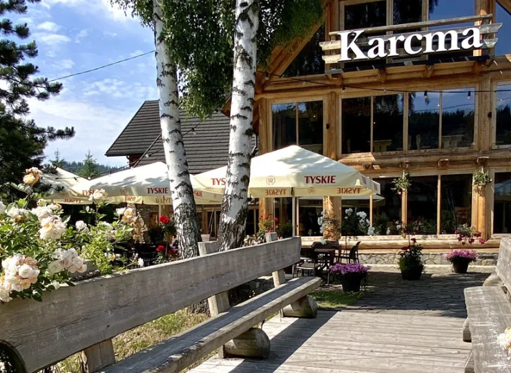 Zajazd oferuje regionalne jedzenie w tradycyjnej Karcmie
