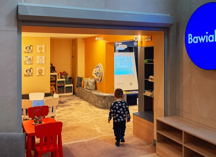 Najmłodsi mogą spędzać czas w kolorowej bawialni