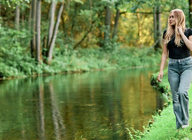 Tuż za rzeką zaczyna się teren Zaborskiego Parku Krajobrazowego