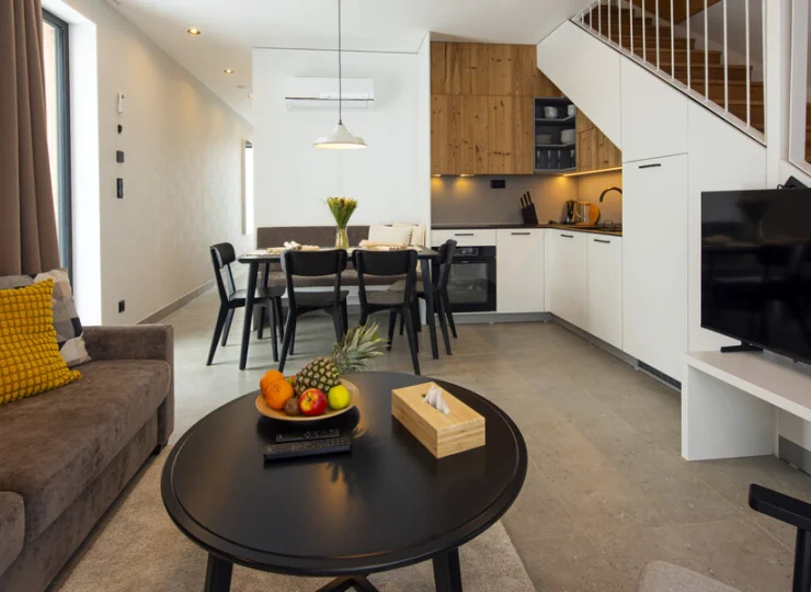 Przestronny salon ma rozkładaną sofę i wygodny stół z krzesłami dla 6 osób