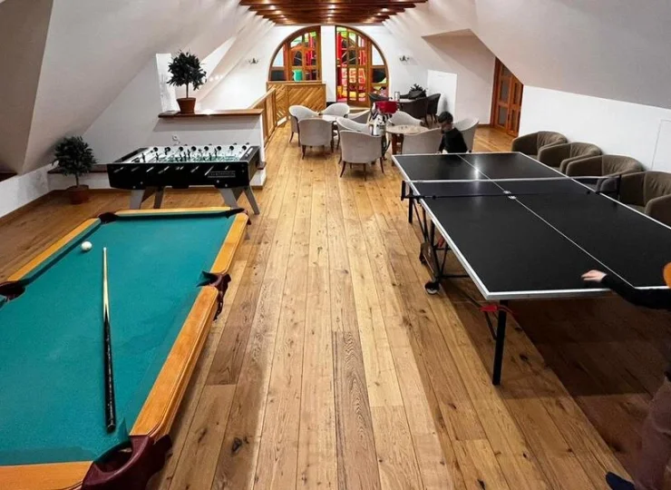 Pokój gier oferuje grę w bilard, ping pong, piłkarzyki