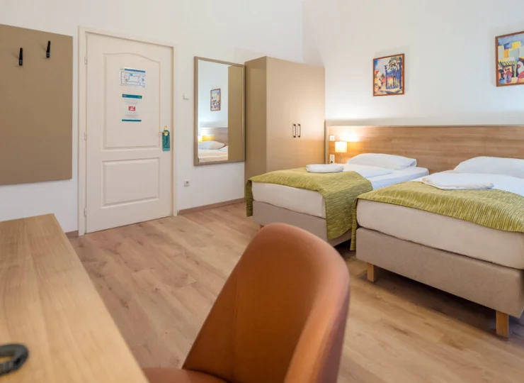 Hotel oferuje klimatyzowane pokoje dla 2, 3 oraz 4 osób