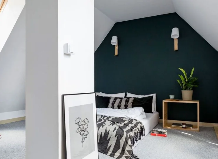 Na antresoli jest okno dachowe, balkon - na parterze