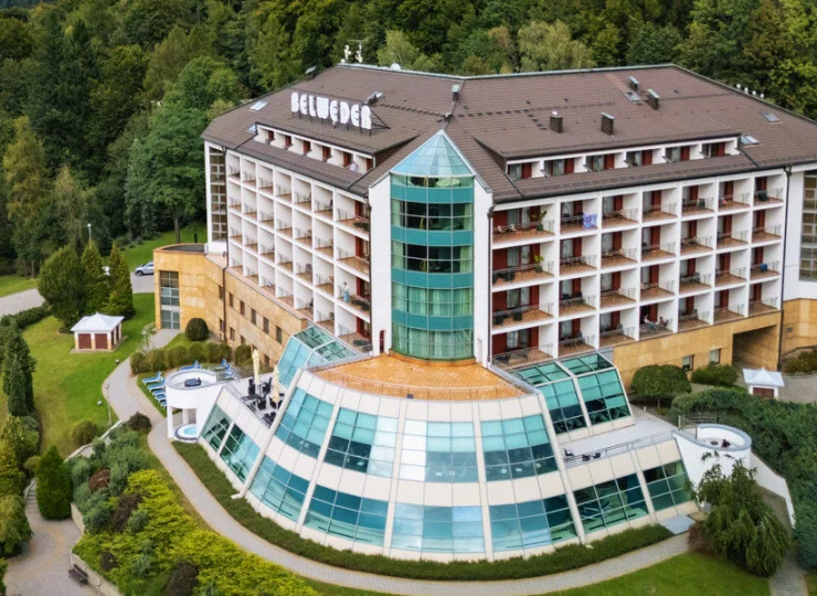 Hotel położony jest na zboczu Góry Równica