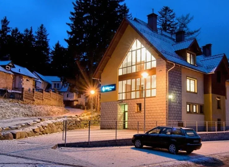 To świetna baza wypadowa dla fanów narciarstwa i górskich wędrówek