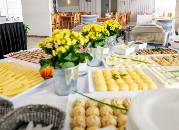  Śniadania i kolacje są podawane w formie bufetu