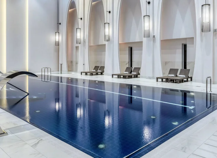 Sercem strefy wodnej jest duży basen z dwoma wodospadami