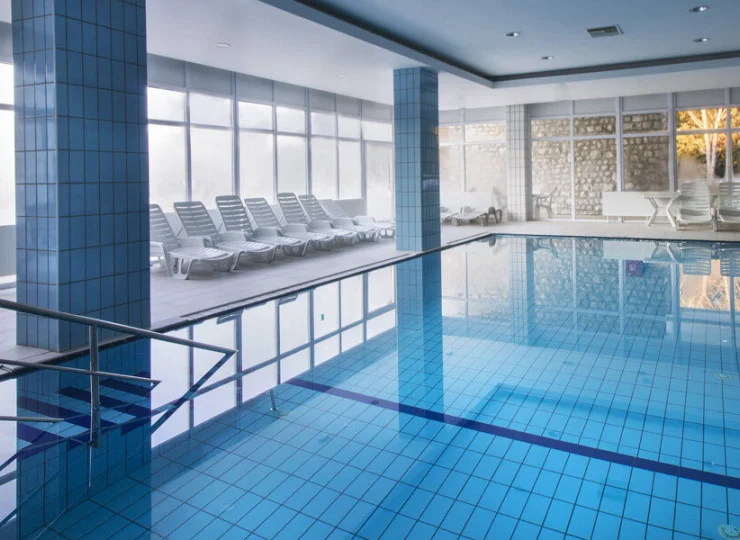 W hotelu mieści się także kryty basen ZAMKNIĘTY