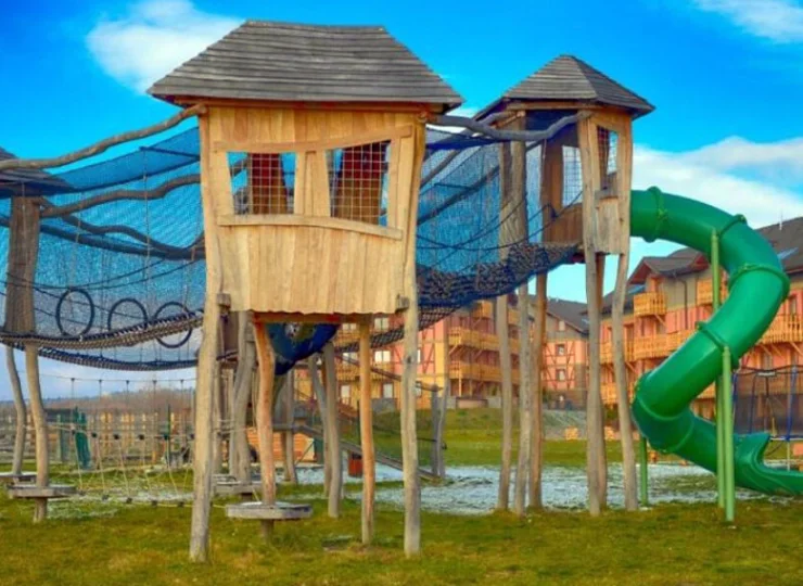 Popularnością cieszy się także pomysłowy plac zabaw