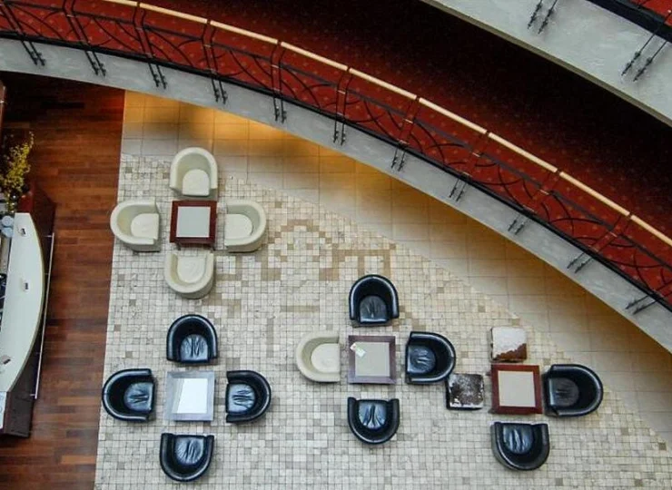 Wnętrza wspólne hotelu odznaczają się klasyczną elegancją