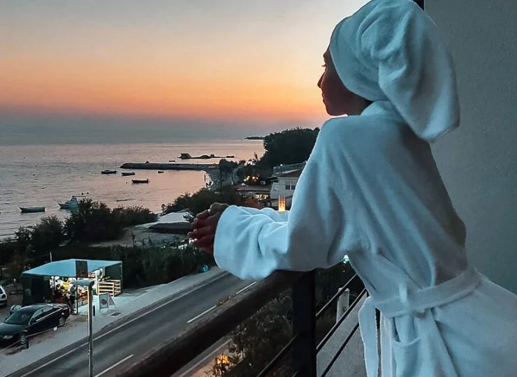 Hotel mieści się nad brzegiem morza