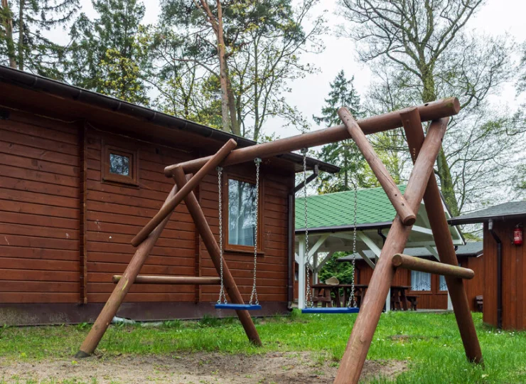 Huśtawki są także w strefie domków