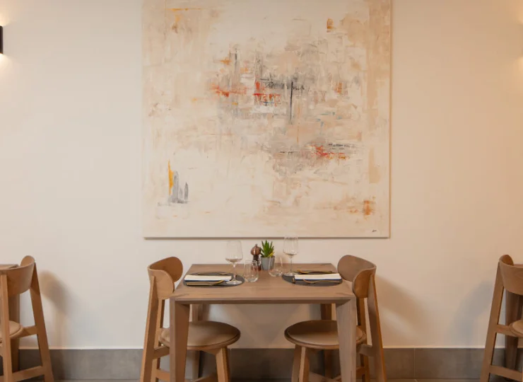 Posiłki można też zjeść w klimatyzowanej sali