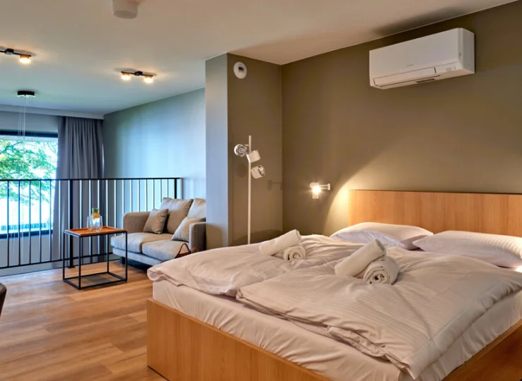 Na antresoli jest przytulna część sypialna, biurko i szafa