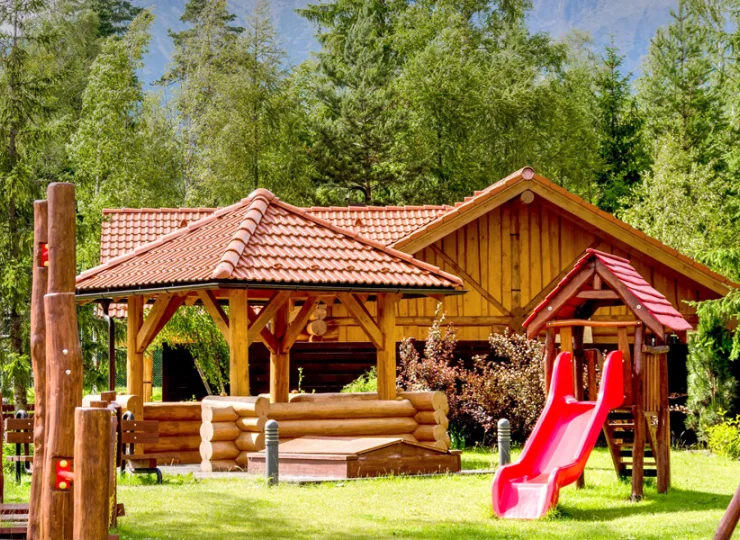 Dla najmłodszych gości przygotowano odrębny basen dla dzieci i plac zabaw