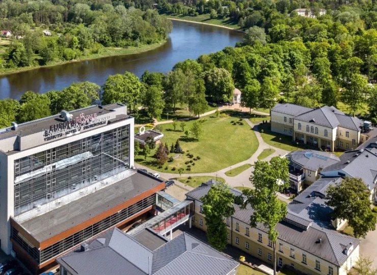 Lokalizacja hotelu sprzyja wypoczynkowi i regeneracji pośród zieleni