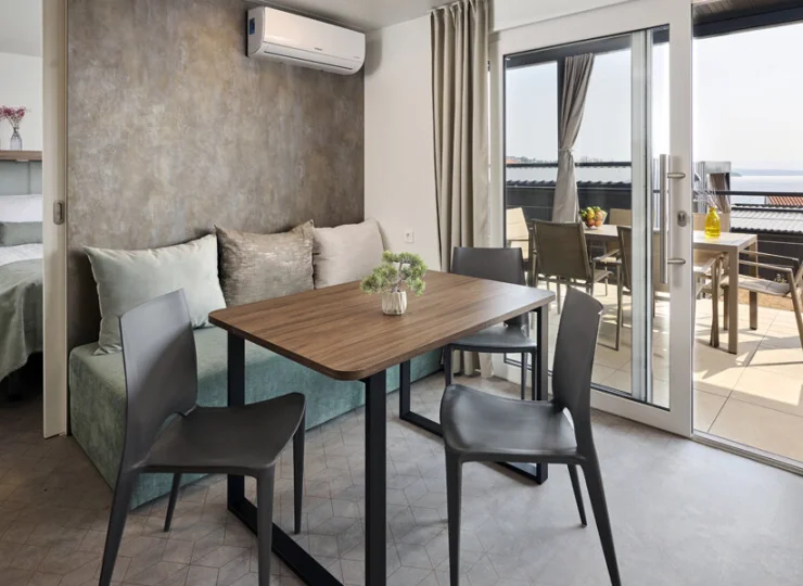 Każdy domek posiada salon z częścią jadalną i dwie sypialnie (tu Premium HH)