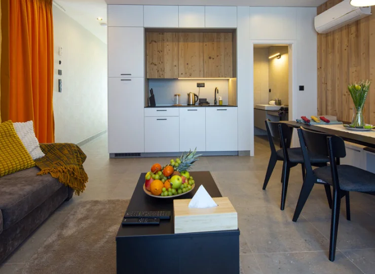 Apartament Relax Horizon 2+2 posiada salon z aneksem kuchennym i sofą