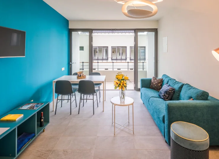 Junior Suite to wnętrze z odrębną sypialnią i pokojem dziennym z sofą