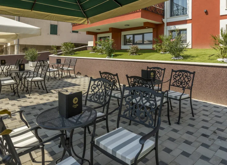 W trakcie dnia stoliki chronione są od słońca przez parasole