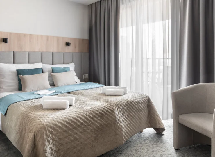 Każdy pokój ma balkon lub taras