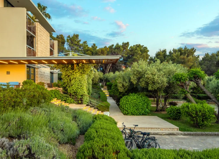 Aminess Vival Velaris Resort znajduje się pośród śródziemnomorskiego ogrodu