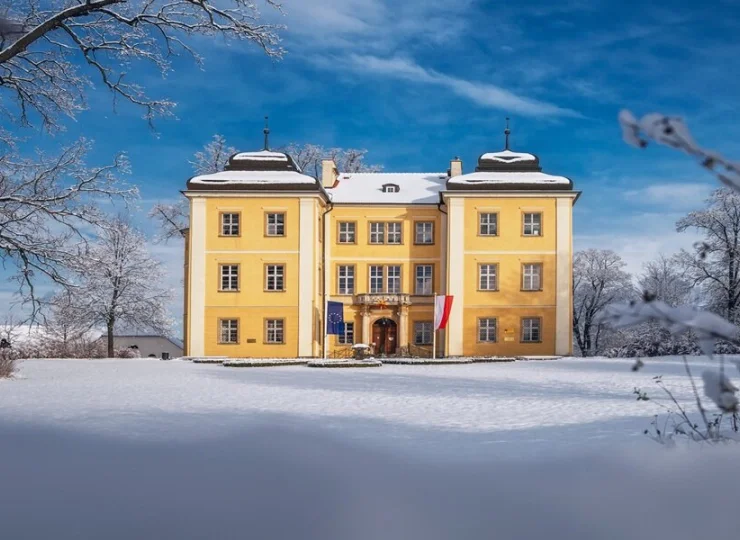 Główny pałac w Łomnicy jest budynkiem muzealnym