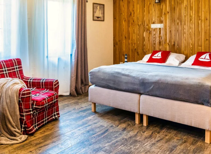 Apartament składa się z komfortowej sypialni, dużego salonu z sofą i kuchnią