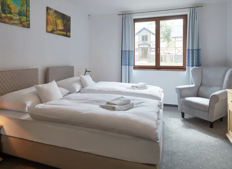 Wnętrza pokoi i apartamentów są jasne i przytulne