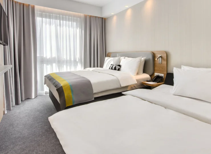 Rozkładana sofa w tym pokoju stanowi 2 dodatkowe miejsca do spania