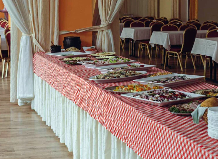 Przy odpowiedniej liczbie gości śniadanie jest podawane w formie bufetu