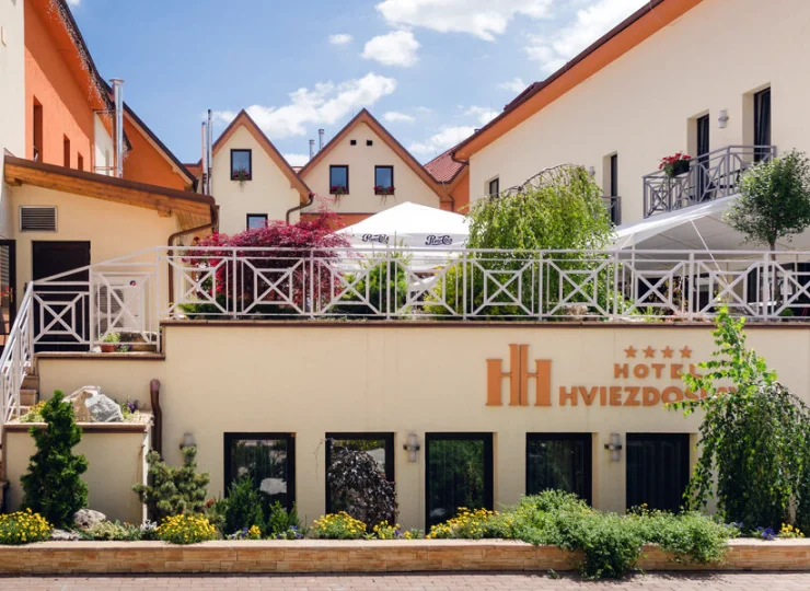 Taras staje się oazą relaksu, pełną zieleni, kwiatów i ziół z widokiem na Tatry