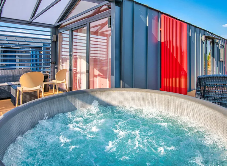 Domek Exclusive nr 13 VIP JACUZZI ma wygodny taras z jacuzzi