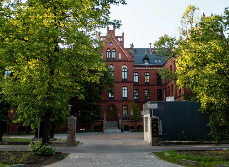 W lewym skrzydle klasztoru cały czas mieszkają i pracują siostry franciszkanki