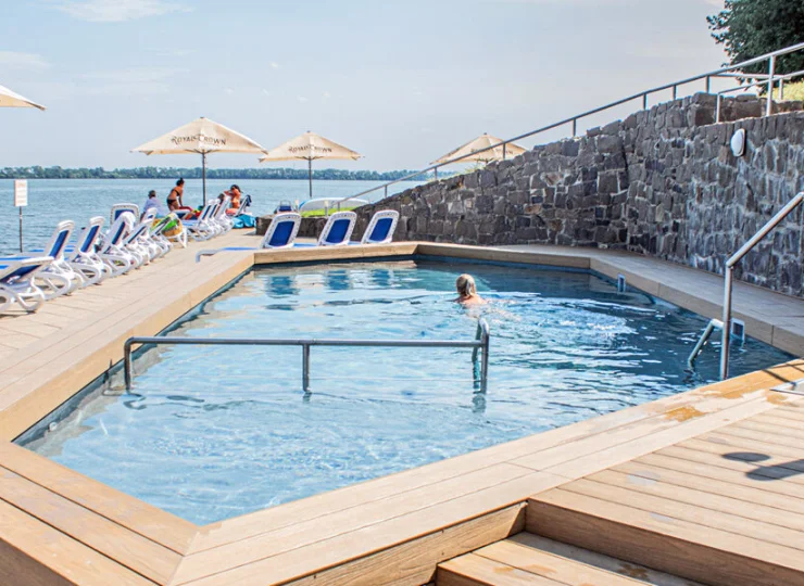 Latem u stóp hotelu jest dostępna plaża z licznymi leżakami