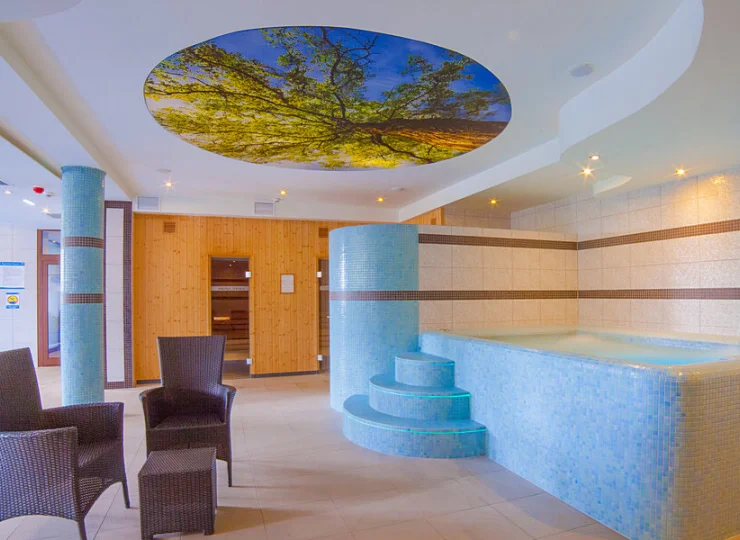 W strefie wellness znajduje się basen, sauny, wanna z hydromasażem i jacuzzi