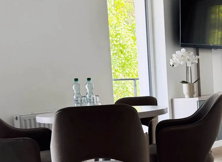 Ma odrębną sypialnię oraz salon z aneksem kuchennym